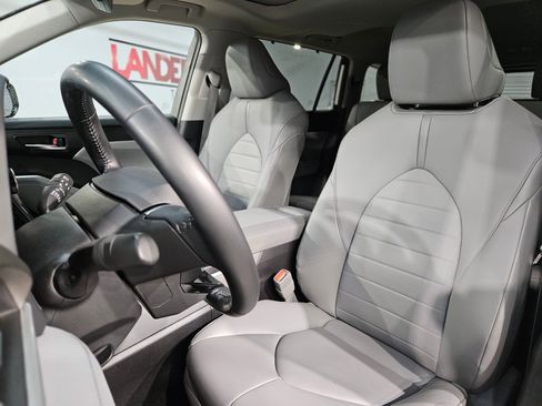 Used 2021 Toyota Highlander XLE image 24