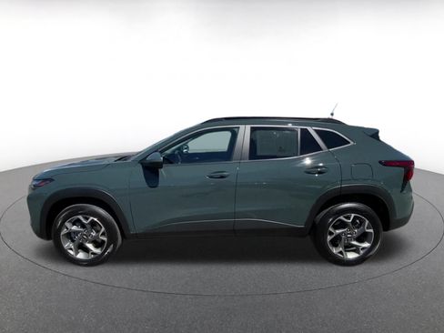 Used 2025 Chevrolet Trax LT FWD image 9