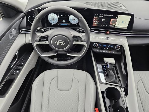 New 2025 Hyundai Elantra Limited image 27