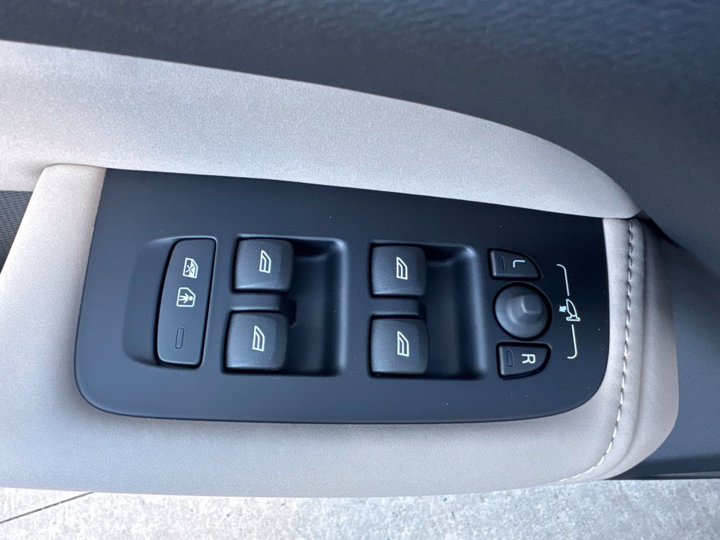 Used 2027 Volvo XC60 B5 Plus AWD/4WD image 19