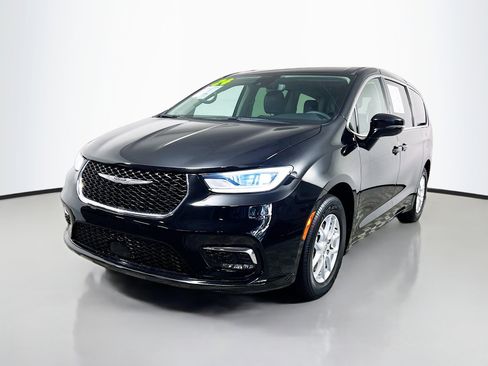 Used 2024 Chrysler Pacifica Touring-L FWD image 10