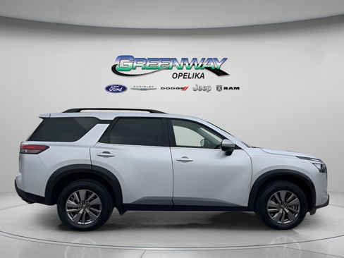 Used 2025 Nissan Pathfinder SV AWD/4WD image 13