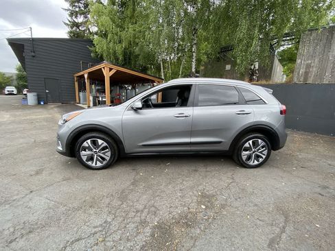 Used 2022 Kia Niro EX w/ Cold Weather Package FWD image 3