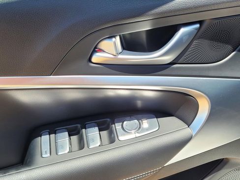 Used 2025 Genesis G70 2.5T image 12