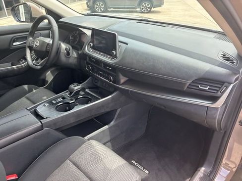 Used 2025 Nissan Rogue SV FWD image 12