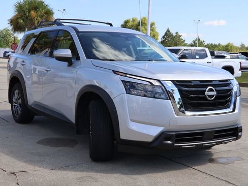 Used 2025 Nissan Pathfinder SV image 24