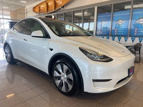 Used 2022 Tesla Model Y Long Range AWD/4WD image 2