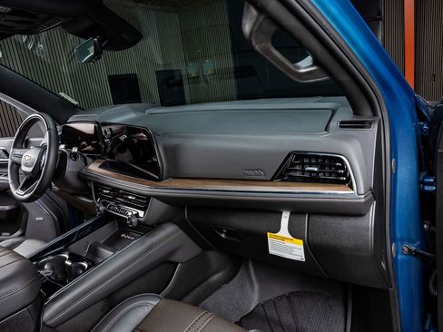 Used 2025 Chevrolet Suburban High Country image 18