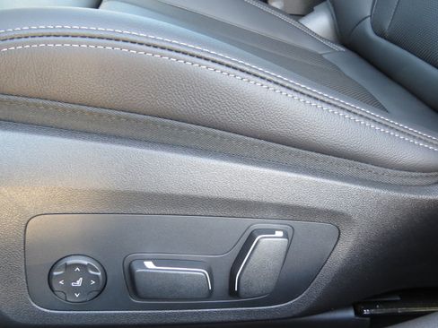 New 2025 BMW 330i xDrive Sedan w/ Convenience Package image 11