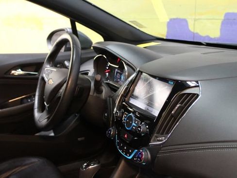 Used 2018 Chevrolet Cruze Premier FWD image 10