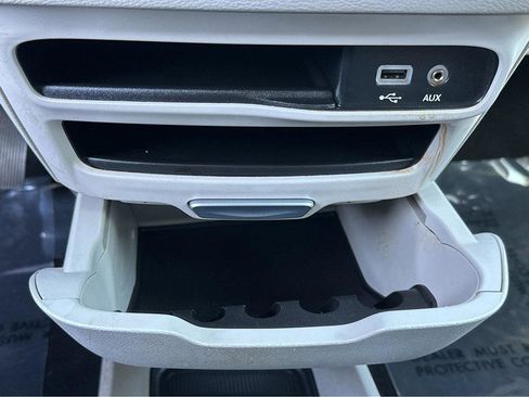 Used 2017 Chrysler Pacifica Touring-L image 27