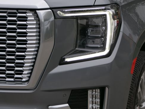 Used 2021 GMC Yukon Denali w/ Denali Premium Package image 8