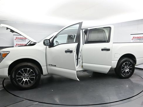 Used 2022 Nissan Titan SV image 42