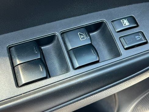 Used 2013 Nissan Versa SV FWD image 14