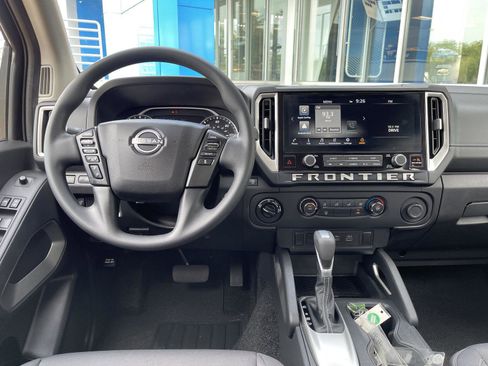Used 2025 Nissan Frontier SV AWD/4WD image 15