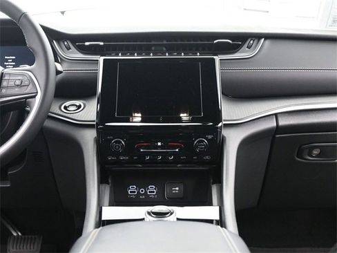 Used 2024 Jeep Grand Cherokee Laredo image 25