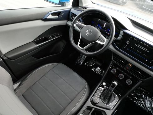 Used 2023 Volkswagen Taos SE w/ Panoramic Sunroof Package image 9