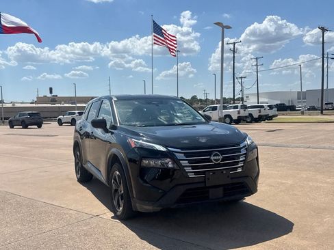 Certified 2025 Nissan Rogue SV FWD image 2