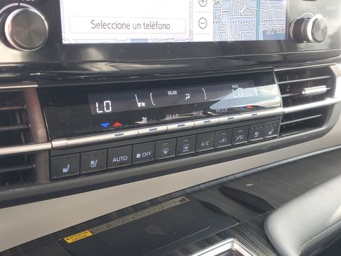 Used 2023 Toyota Sienna Limited image 25