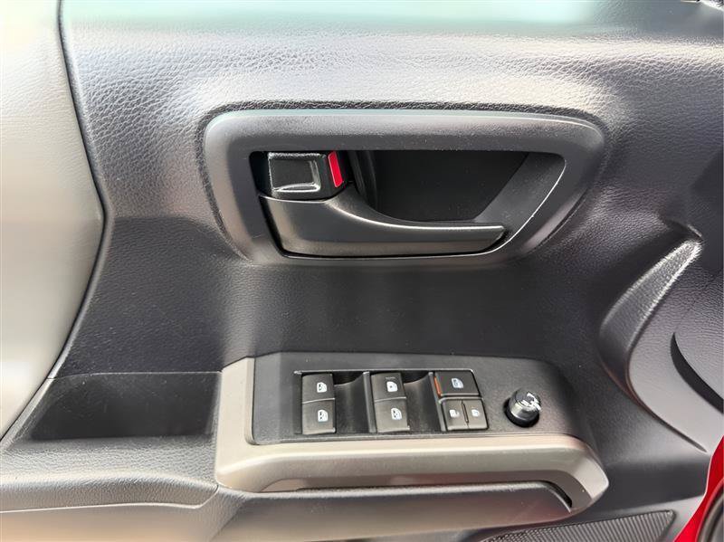 Used 2020 Toyota Tacoma SR5 AWD/4WD image 19