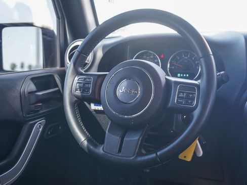 Used 2017 Jeep Wrangler Unlimited Sahara w/ Connectivity Group AWD/4WD image 16