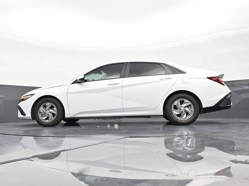 Used 2024 Hyundai Elantra SE FWD image 21