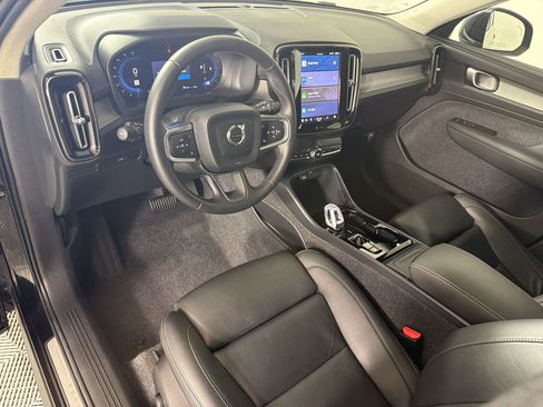 Used 2025 Volvo XC40 B5 Plus AWD/4WD image 4