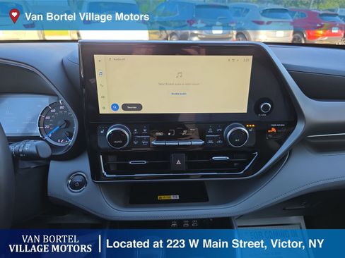 Used 2023 Toyota Highlander XLE image 16