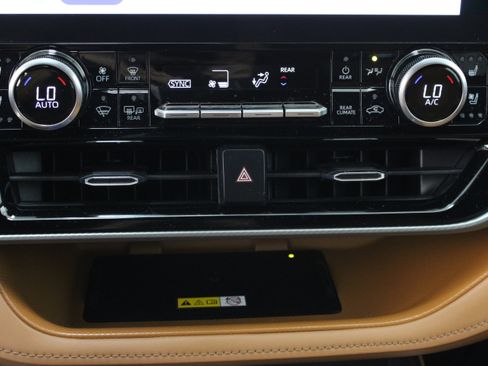 Used 2024 Toyota Highlander Platinum FWD image 20