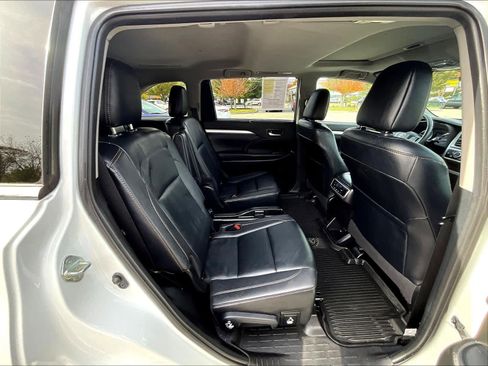 Used 2019 Toyota Highlander XLE image 16