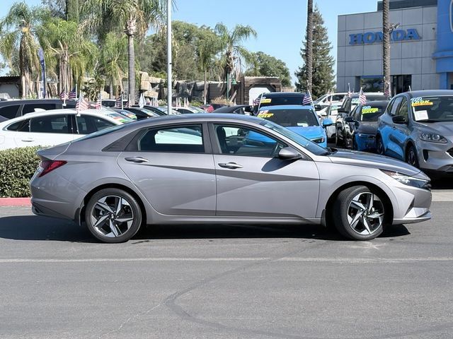 Used 2023 Hyundai Elantra SEL w/ Convenience Package FWD image 4