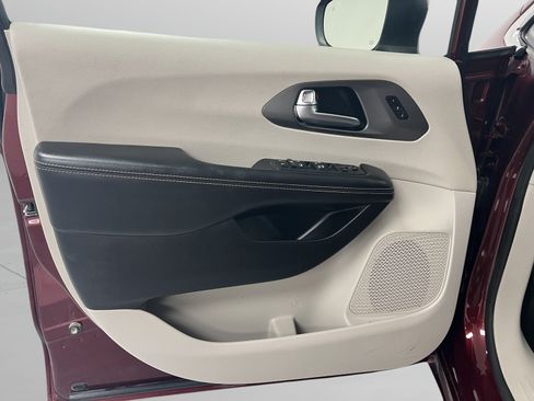 Used 2023 Chrysler Pacifica Touring-L FWD image 14