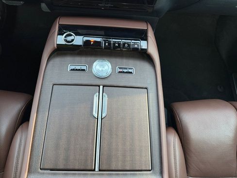 Used 2025 Lincoln Navigator Reserve AWD/4WD image 2