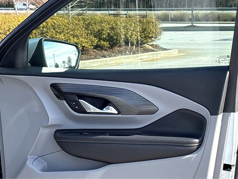 Used 2022 GMC Terrain SLE w/ Driver Convenience Package image 16