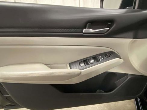 Used 2025 Nissan Altima 2.5 SV image 12