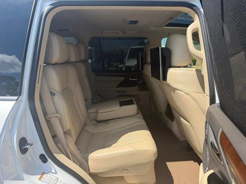 Used 2019 Lexus LX 570 4WD w/ Luxury Package image 10