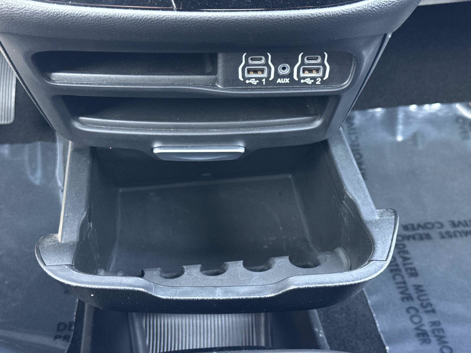 Used 2025 Chrysler Pacifica Select FWD image 12