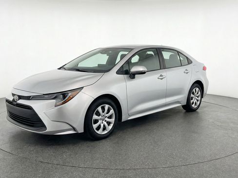 Used 2025 Toyota Corolla LE image 3