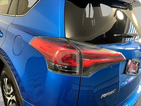 Used 2018 Toyota RAV4 LE w/ All Weather Liner Package FWD image 23