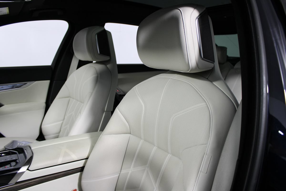 Used 2023 BMW i7 xDrive60 AWD/4WD image 15