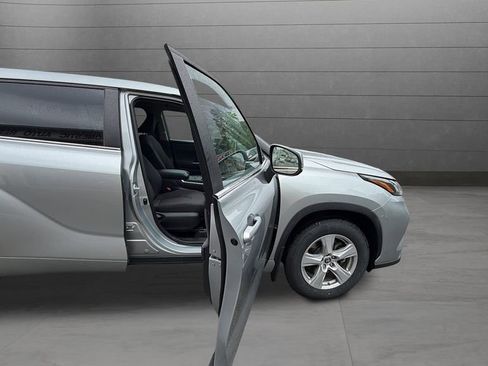 Used 2023 Toyota Highlander LE AWD/4WD image 10