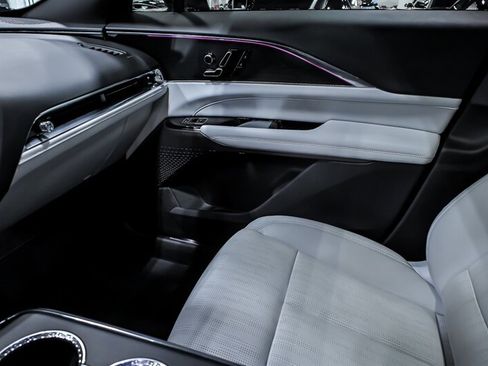 Used 2024 Cadillac Lyriq Luxury AWD/4WD image 27