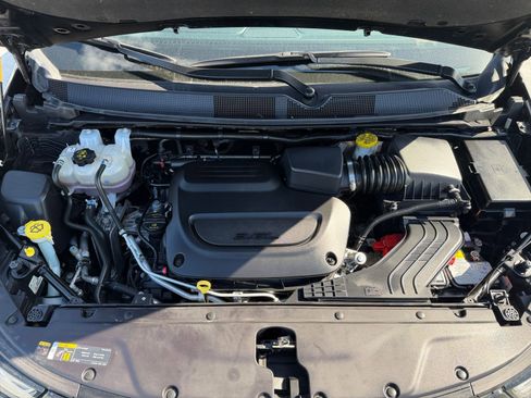 Used 2025 Chrysler Pacifica Limited image 37