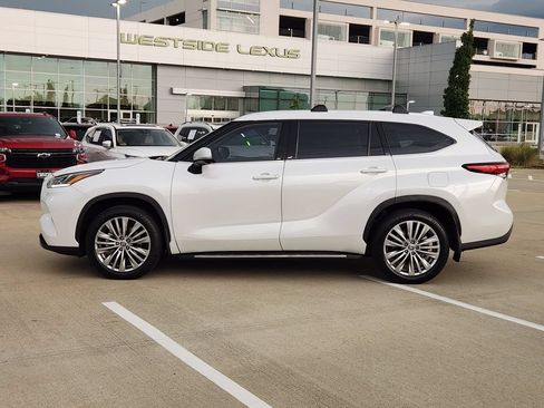 Used 2023 Toyota Highlander Platinum FWD image 4
