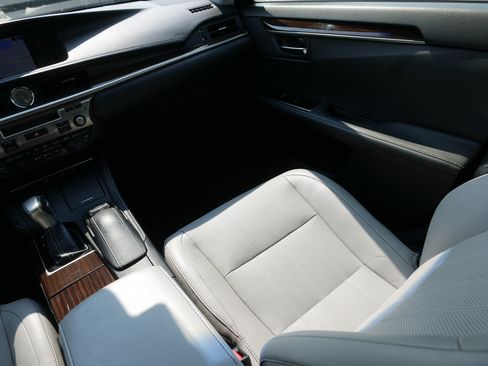 Used 2016 Lexus ES 350 w/ Luxury Package w/Wood Trim FWD image 11