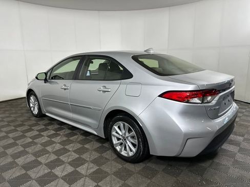 Used 2023 Toyota Corolla LE w/ LE Convenience Package image 5