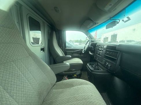Used 2017 GMC Savana 3500 RWD image 9