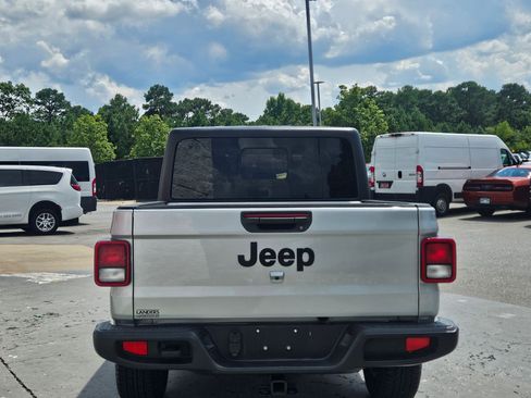 Used 2023 Jeep Gladiator Sport AWD/4WD image 6