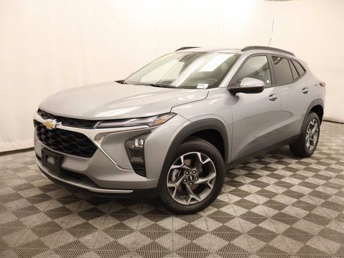 Used 2025 Chevrolet Trax LT FWD image 1