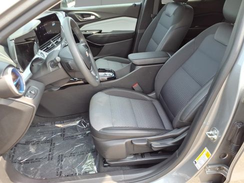 Used 2025 Chevrolet Trax LT FWD image 13